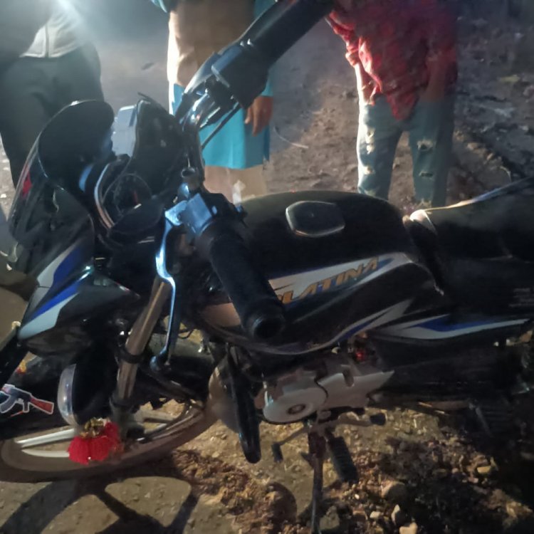 ट्रैक्टर ने बाइक को मारी टक्कर:गाड़ी के गिरे दो भाई; इलाज के दौरान बड़े भाई की मौत, छोटा गंभीर