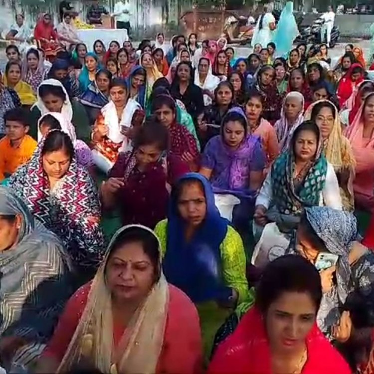 देवउठनी ग्यारस पर भोपाल विश्रामघाट में अनूठी सत्संग परंपरा:सिंधी समाज की महिलाओं ने किया भजन कीर्तन, सबकी खुशहाली के लिए की अरदास