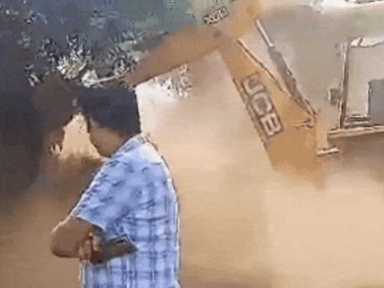 टीकमगढ़ में अवैध कब्जाधारियों पर चला प्रशासन का बुलडोजर:82 एकड़ गोचर भूमि से हटाया अवैध कब्जा; तहसीलदार ने 8 करोड़ बताई जमीन की कीमत