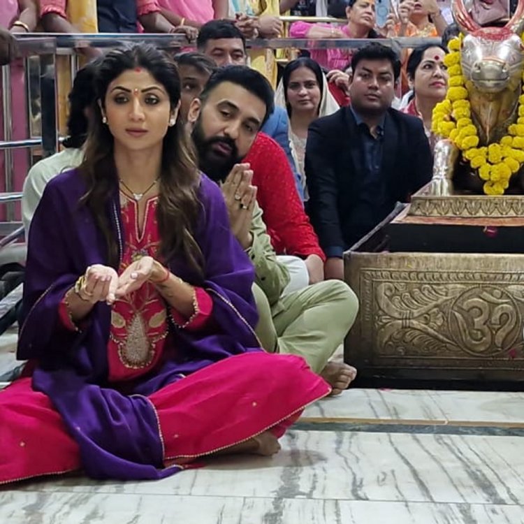 फिल्म अभिनेत्री शिल्पा शेट्टी महाकाल की शरण में:पति राज कुंद्रा के साथ पूजा-अर्चना कर लिया आशीर्वाद, देखने उमड़ी भीड़