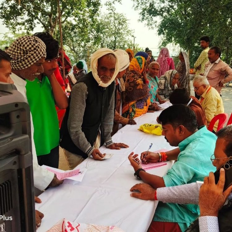 हनुमान टौरिया में लगा नेत्र परीक्षण शिविर:500 मरीजों की जांच कर 175 मरीज को ऑपरेशन के लिए चित्रकूट भेजा