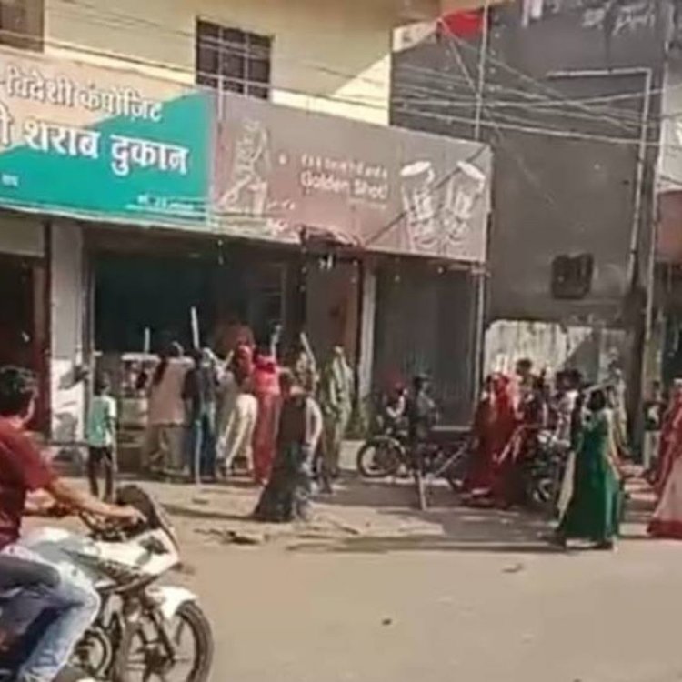 डंडे लेकर शराब दुकान पहुंची महिलाएं, VIDEO:दूकान नहीं हटने से नाराज थी, जमकर पत्थर बरसाए