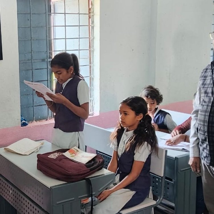 बच्चों ने कलेक्टर को सुनाई कविता और अंग्रेजी का पाठ:लोलांगरा में आंगनबाड़ी केंद्र और स्कूल का जायजा लेने पहुंचे थे