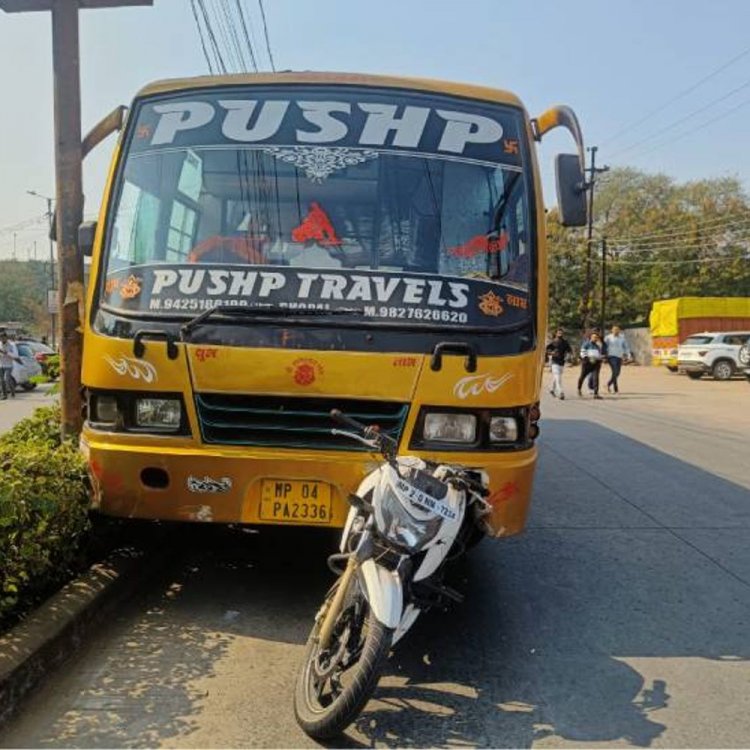 भोपाल में बस ने दो युवकों को रौंदा,मौत:एमपी नगर में पुष्प ट्रैवल्स की बस ने मारी टक्कर, बाइक सहित 10 मीटर तक घिसटते रहे युवक