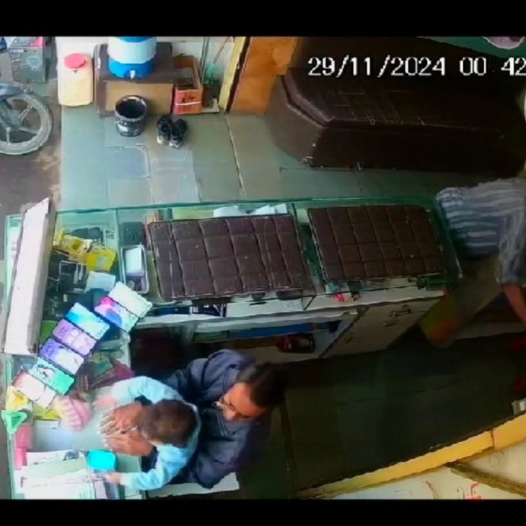 नीमच के मोबाइल शॉप में चोरी की वारदात:अज्ञात व्यक्ति ने दुकानदार से नजर बचाकर की दिया घटना को अंजाम, वीडियो वायरल