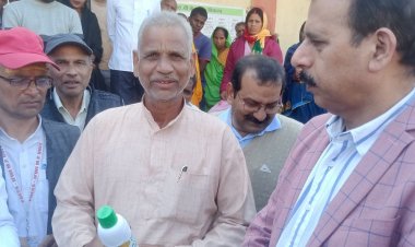 खाद वितरण केंद्र पर अचानक पहुंचे कलेक्टर और विधायक:सिंगरौली में लिया व्यवस्थाओं का जायजा; किसानों से पूछी समस्या