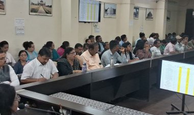 बुरहानपुर कलेक्टर ने ली समय सीमा बैठक:अफसरों से बोलीं- सीएम हेल्पलाइन की शिकायतों का गंभीरता से निराकरण करें