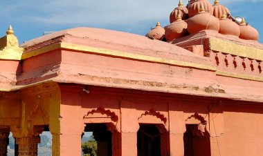 हंडिया के प्राचीन​​​​​​​ रिद्धनाथ मंदिर में चोरी:दान पेटी का ताला तोड़कर हजारों रुपए चुरा ले गया बदमाश; CCTV में कैद हुई घटना