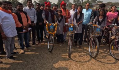 अलीराजपुर में 108 साइकिल वितरित:कैबिनेट मंत्री नागर बोले- छात्राएं बढ़ रहीं लगातार आगे