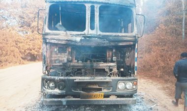 ट्रक का चक्का फटा, अज्ञात लोगों ने लगाई आग