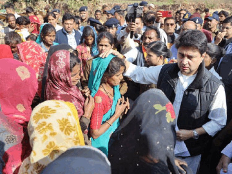 पनहेटी में पीड़ितों से मिले केंद्रीय मंत्री सिंधिया:बोले- जमीन, जायदाद हर व्यक्ति के लिए महत्वपूर्ण, लेकिन जान से ज्यादा कीमती नहीं होनी चाहिए