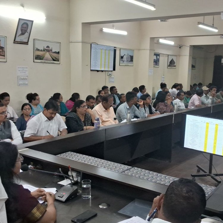 बुरहानपुर कलेक्टर ने ली समय सीमा बैठक:अफसरों से बोलीं- सीएम हेल्पलाइन की शिकायतों का गंभीरता से निराकरण करें