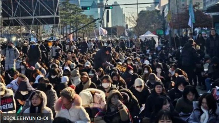 दक्षिण कोरिया के राष्ट्रपति के ख़िलाफ़ फिर महाभियोग प्रस्ताव, संसद के बाहर हज़ारों लोग जुटे