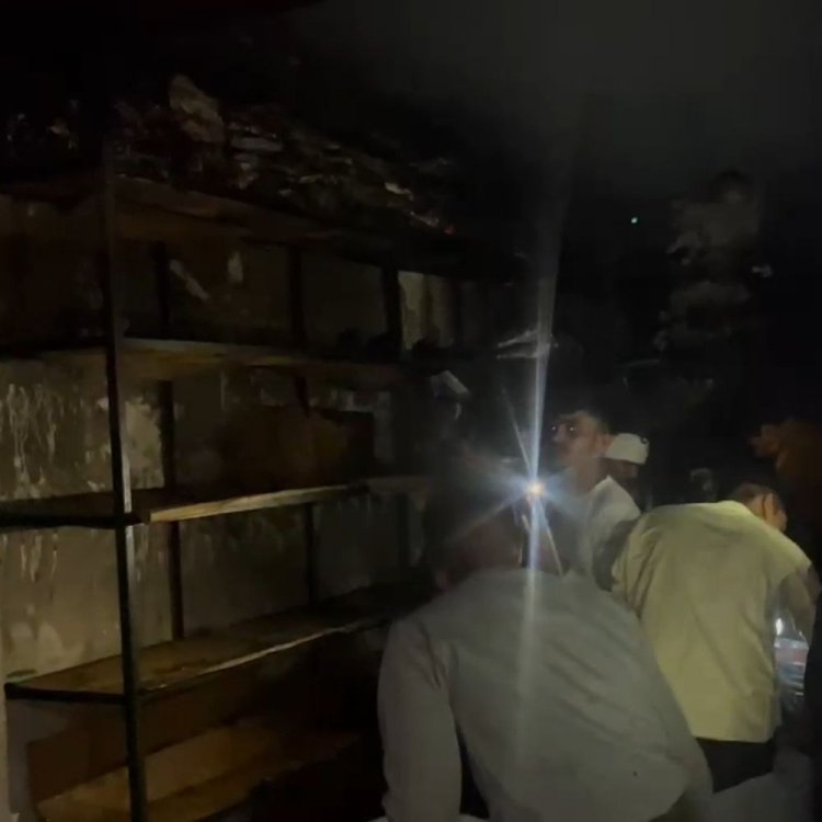 देर रात कपड़े की दुकान में लगी आग:दुकान से उठते धुंए से पता चला, ग्रामीणों ने मिलकर काबू पाया