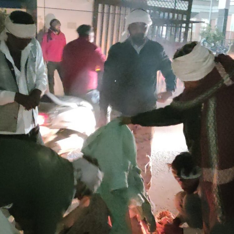 मुरैना में लकड़ियों की जगह कपड़े जला रहे कर्मचारी:लोगों ने लगाया आरोप; नगर निगम कमिश्नर ने दिया कार्रवाई का आश्वासन