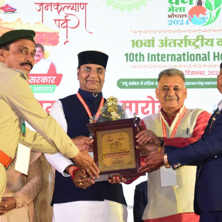 बैतूल की नांदा समिति को बिक्री का प्रथम पुरुस्कार:पैकेजिंग में सुधार कर बिक्री बढाई, कुल 6 लाख रु. का सामान बेचा