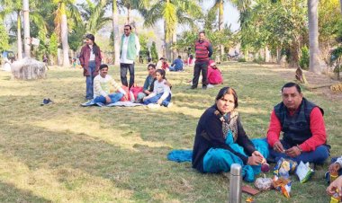 नये साल के पहले दिन पल्टन घाट में उमड़े पर्यटक