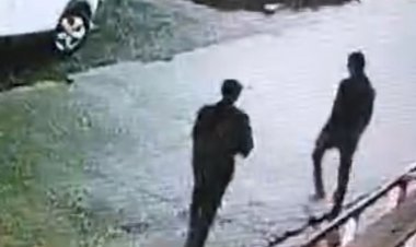 देवास में घर के सामने से बाइक चोरी:देर रात दो युवकों ने की वारदात, सीसीटीवी फुटेज आया सामने