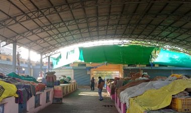 नरसिंहपुर में सब्जी मंडी के व्यापारियों ने शुरू की हड़ताल:रोड पर लगने वाली दुकानों से कारोबार प्रभावित, प्रशासन से कार्रवाई की मांग