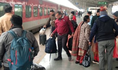 प्रयागराज कुंभ के लिए मेला स्पेशल ट्रेन शुरू:भोपाल से 1500 श्रद्धालुओं को लेकर रवाना हुई पहली कुंभ स्पेशल ट्रेन