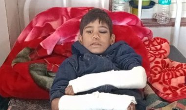 शिवपुरी में मकान की छत से नीचे गिरा बच्चा:पतंग उड़ाते समय बिगड़ा संतुलन, दोनों हाथों में फ्रैक्चर; इलाज जारी