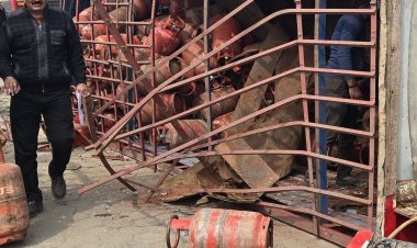 उज्जैन के पास गैस सिलेंडर से भरा ट्रक पलटा:घट्टिया-नजरपुर के बीच इंडियन ऑयल बॉटलिंग प्लांट के पास हुआ हादसा