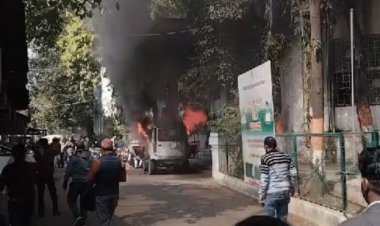 भोपाल के कलेक्टोरेट के बाहर गाड़ी में आग लगाई:प्रॉपर्टी विवाद की शिकायत लेकर पहुंचा था परिवार; आग में झुलसने से बचा