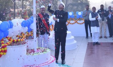 बैतूल में मनाया 76वां गणतंत्र दिवस:कलेक्ट्रेट, कांग्रेस कार्यालय और शहीद भवन में तिरंगा फहराया; शहीदों को दी श्रद्धांजलि