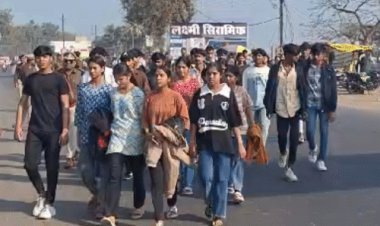 12 किमी चलकर कलेक्ट्रेट पहुंचे 200 स्टूडेंट्स:एकलव्य स्कूल के प्राचार्य के खिलाफ तीसरी बार प्रदर्शन, कलेक्टर ने तत्काल हटाया
