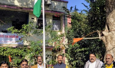 कर्मचारी संघ ने मनाया गणतंत्र दिवस:तुलसी नगर स्थित कार्यालय में ध्वजारोहण, आठवें वेतन आयोग के गठन का स्वागत