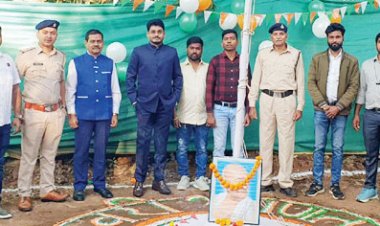 आबकारी अधिकारी डिगेस ने किया ध्वजारोहण