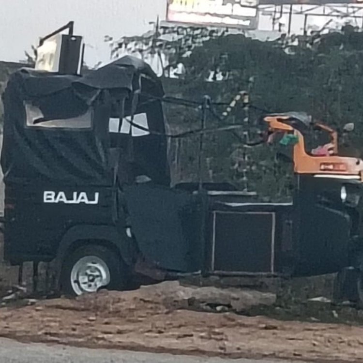 मैहर में ऑटो पलटने से दो श्रद्धालु गंभीर, सतना रेफर:डिवाइडर से टकराने के बाद जूते की लेस बांध रहे शख्स पर पलट गया था ऑटो