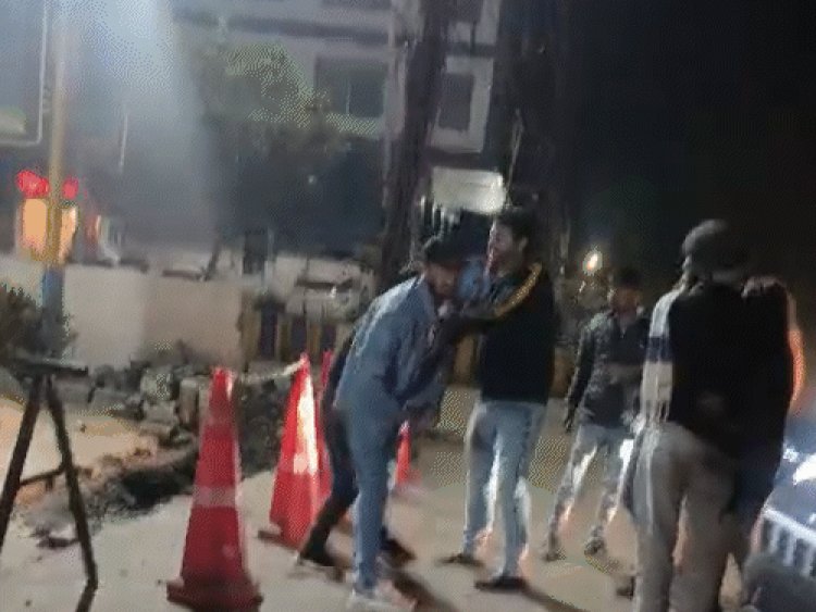 इंदौर में बाइक और कार सवार के बीच विवाद:नशे की हालत में बाइक सवार ने बेल्ट से किया हमला;