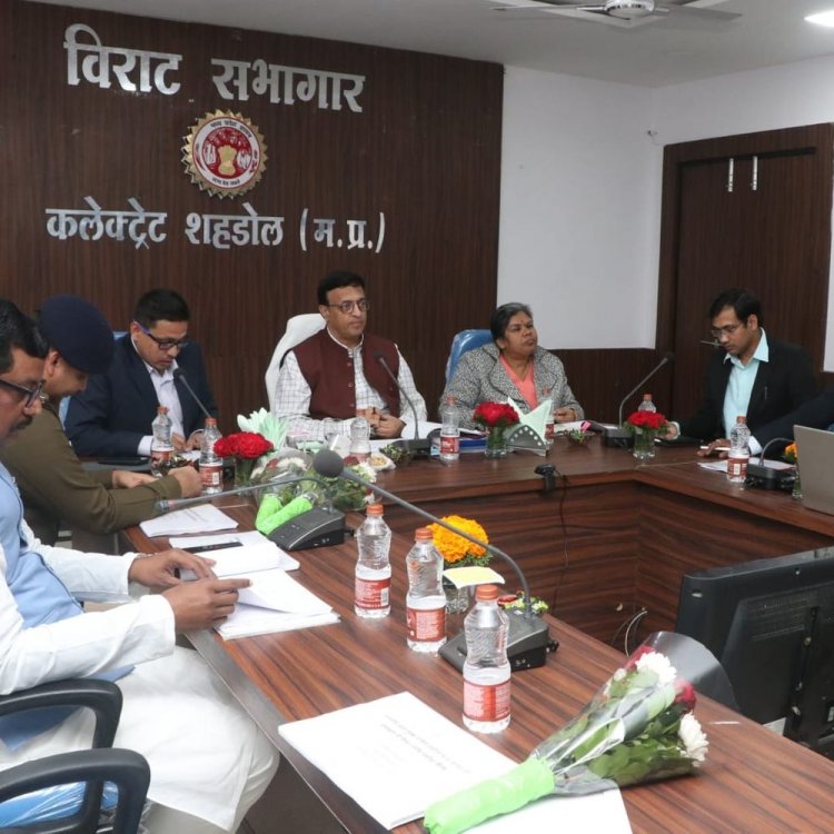 खुले में मांस बिक्री पर सख्त कार्रवाई का आदेश:शहडोल में अपर मुख्य सचिव बोले- दुकानों में ग्रीन नेट और अपारदर्शी कांच लगाना अनिवार्य