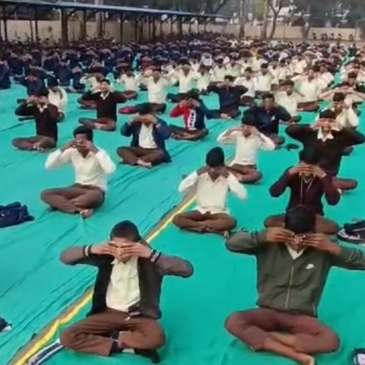 देवास में मनाई स्वामी विवेकानंद जयंती:उत्कृष्ट स्कूल में कलेक्टर और जनप्रतिनिधियों ने छात्रों के साथ किया सूर्य नमस्कार