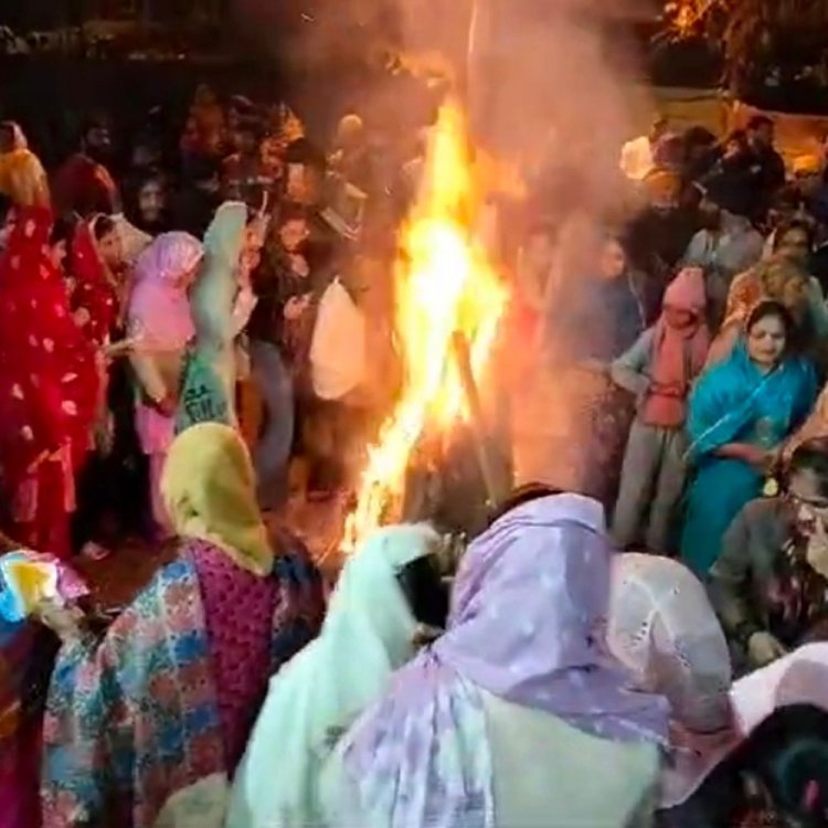 लोहड़ी पर गुरुद्वारे में कीर्तन के बाद हुआ भांगड़ा-गिद्दा:नीमच में सिख समाज के नव दंपती और नवजात के परिवारों ने की परिक्रमा