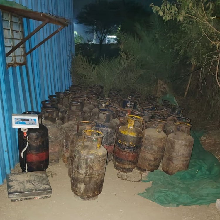 सीहोर में पेट्रोल-पंप के पीछे हो रही थी गैस रिफिलिंग:51 सिलेंडर, इलेक्ट्रॉनिक वजन कांटा और रिफिलिंग का सामना पुलिस ने जब्त किया