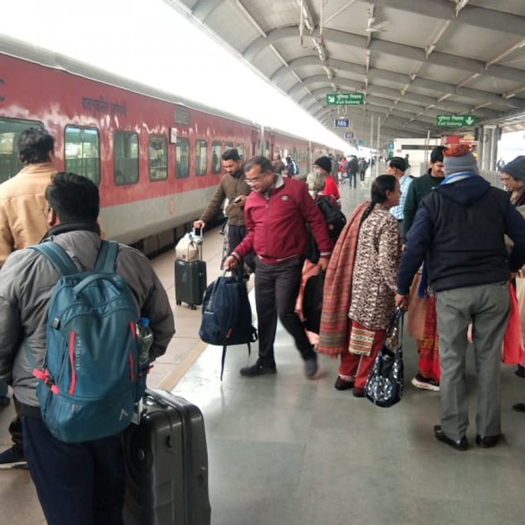 प्रयागराज कुंभ के लिए मेला स्पेशल ट्रेन शुरू:भोपाल से 1500 श्रद्धालुओं को लेकर रवाना हुई पहली कुंभ स्पेशल ट्रेन