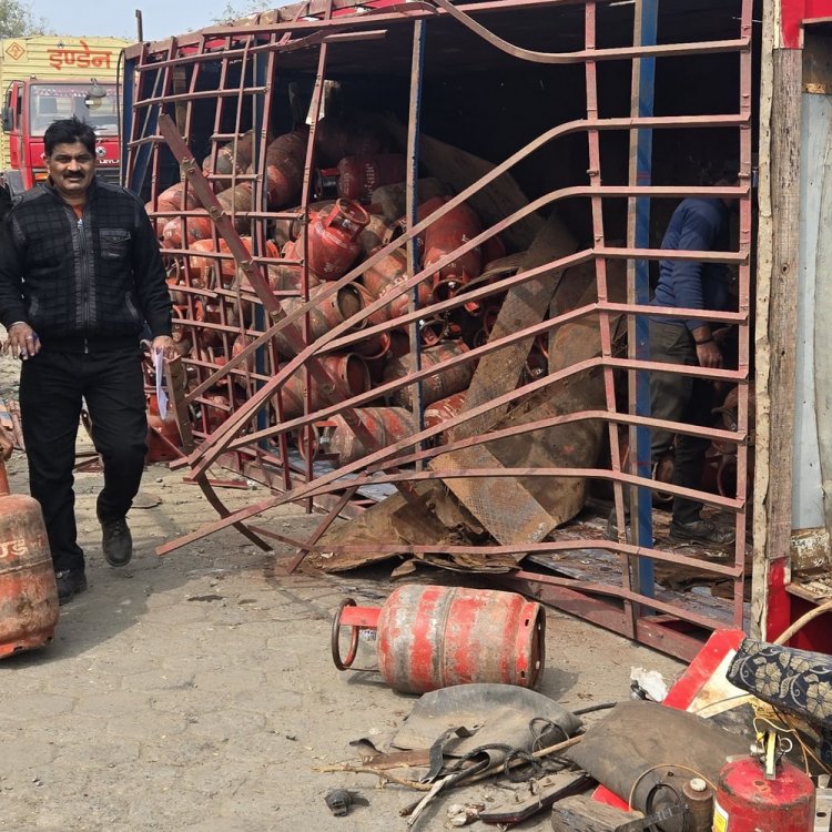 उज्जैन के पास गैस सिलेंडर से भरा ट्रक पलटा:घट्टिया-नजरपुर के बीच इंडियन ऑयल बॉटलिंग प्लांट के पास हुआ हादसा