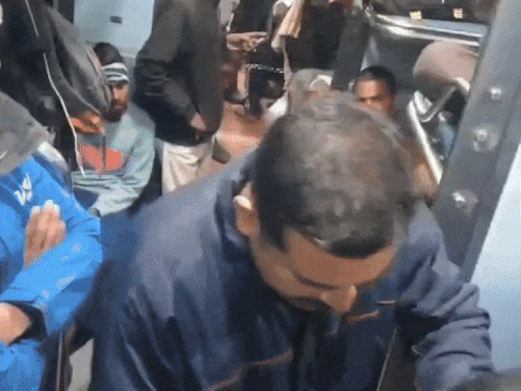 रीवा नगर निगम के इंजीनियर ने की यात्रियों से मारपीट:रेवांचल एक्सप्रेस में शराब पीकर किया हंगामा, वीडियो वायरल