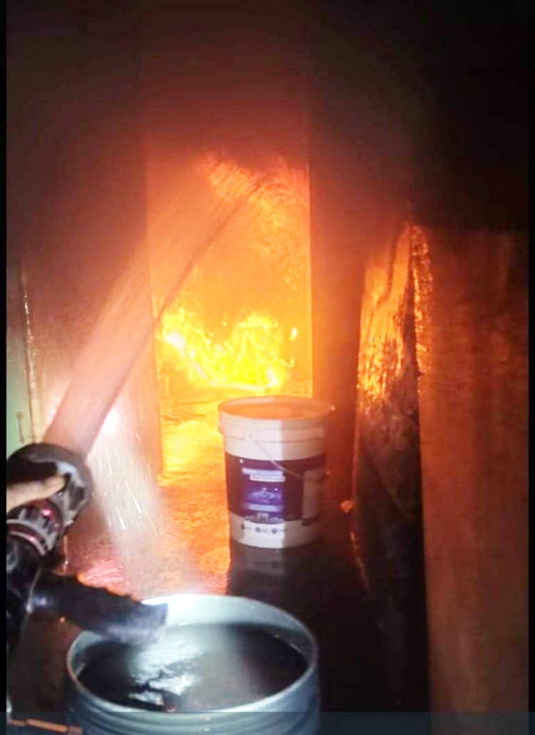 शहर के बीचों-बीच घर में लगी आग