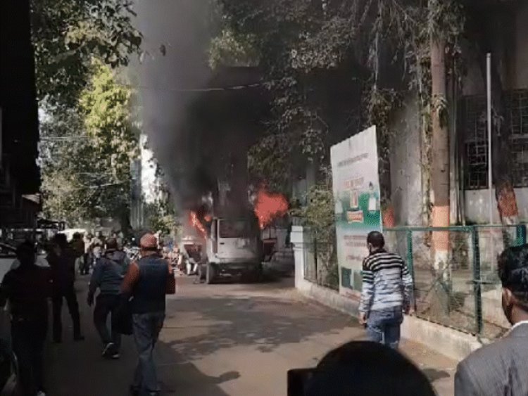 भोपाल के कलेक्टोरेट के बाहर गाड़ी में आग लगाई:प्रॉपर्टी विवाद की शिकायत लेकर पहुंचा था परिवार; आग में झुलसने से बचा