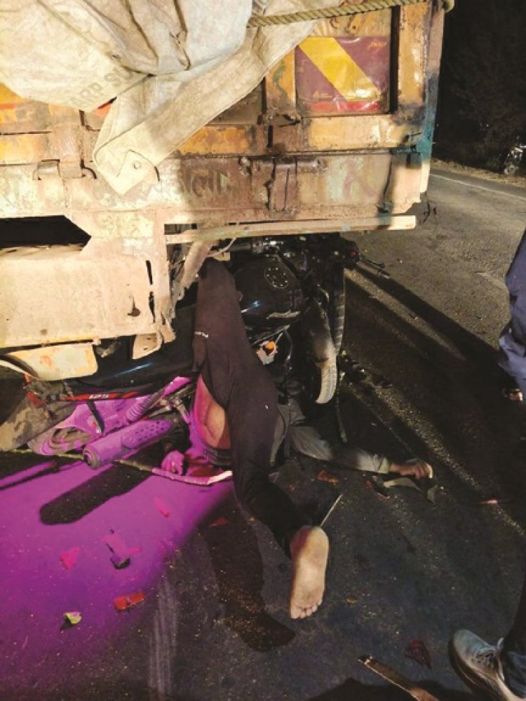 खड़े ट्रक में घुसी बाइक, युवक की मौत