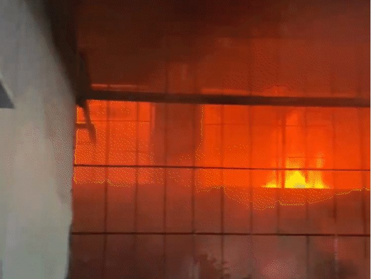 भोपाल में 3 मंजिला बिल्डिंग में आग:सिलाई सेंटर में भड़की, थर्ड फ्लोर तक पहुंची; 30 फायर ब्रिगेड ने बुझाया, 50 लोगों का रेस्क्यू