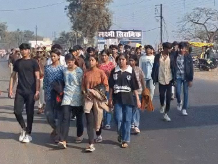 12 किमी चलकर कलेक्ट्रेट पहुंचे 200 स्टूडेंट्स:एकलव्य स्कूल के प्राचार्य के खिलाफ तीसरी बार प्रदर्शन, कलेक्टर ने तत्काल हटाया