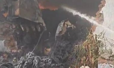 गुना की पगारा धागा फैक्ट्री में लगी आग:फायर ब्रिगेड अंदर भेजने दीवार को तोड़ना पड़ा; शॉर्ट सर्किट के कारण लगी आग