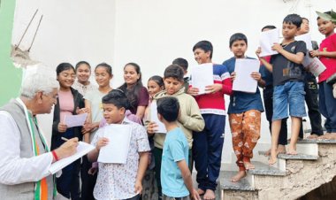 पूर्व डिप्टी सीएम नन्हे-मुन्ने प्रशंसकों से घिर गए, दिया ऑटोग्राफ