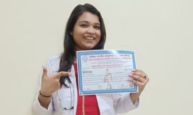 प्रयाग से लौट रही ट्रेनी डॉक्टर की मौत:ड्राइवर को नींद की झपकी आने से ट्रक में घुसी कार, परिवार के सदस्य 4 गंभीर घायल