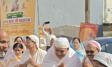 जैन मुनिसंघ का बावड़ियां कला जिनालय में आगमन:मुनि प्रमाण सागर ने की भगवान वासुपूज्य की पूजा, संसार की नश्वरता पहचानने का दिया संदेश