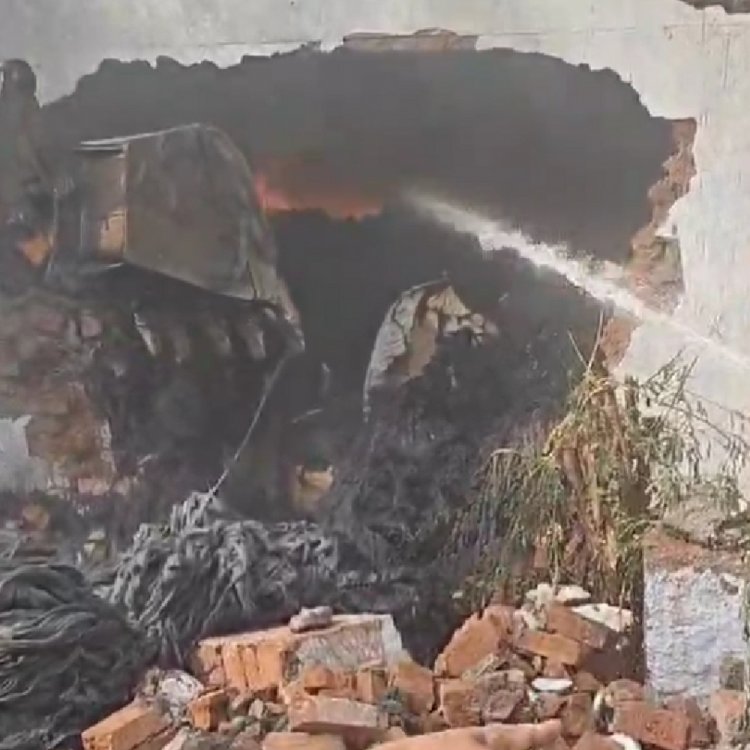 गुना की पगारा धागा फैक्ट्री में लगी आग:फायर ब्रिगेड अंदर भेजने दीवार को तोड़ना पड़ा; शॉर्ट सर्किट के कारण लगी आग